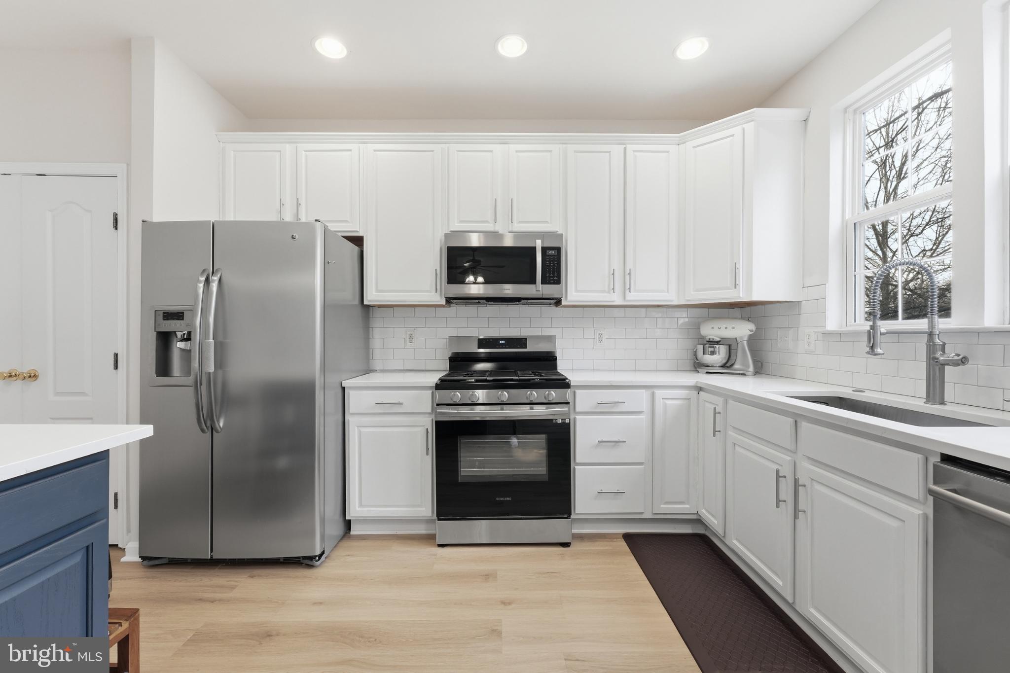 13993 Sawteeth Way Centreville, VA 20121 - Photo 15 of 44 a kitchen with a stove a sink and a refrigerator