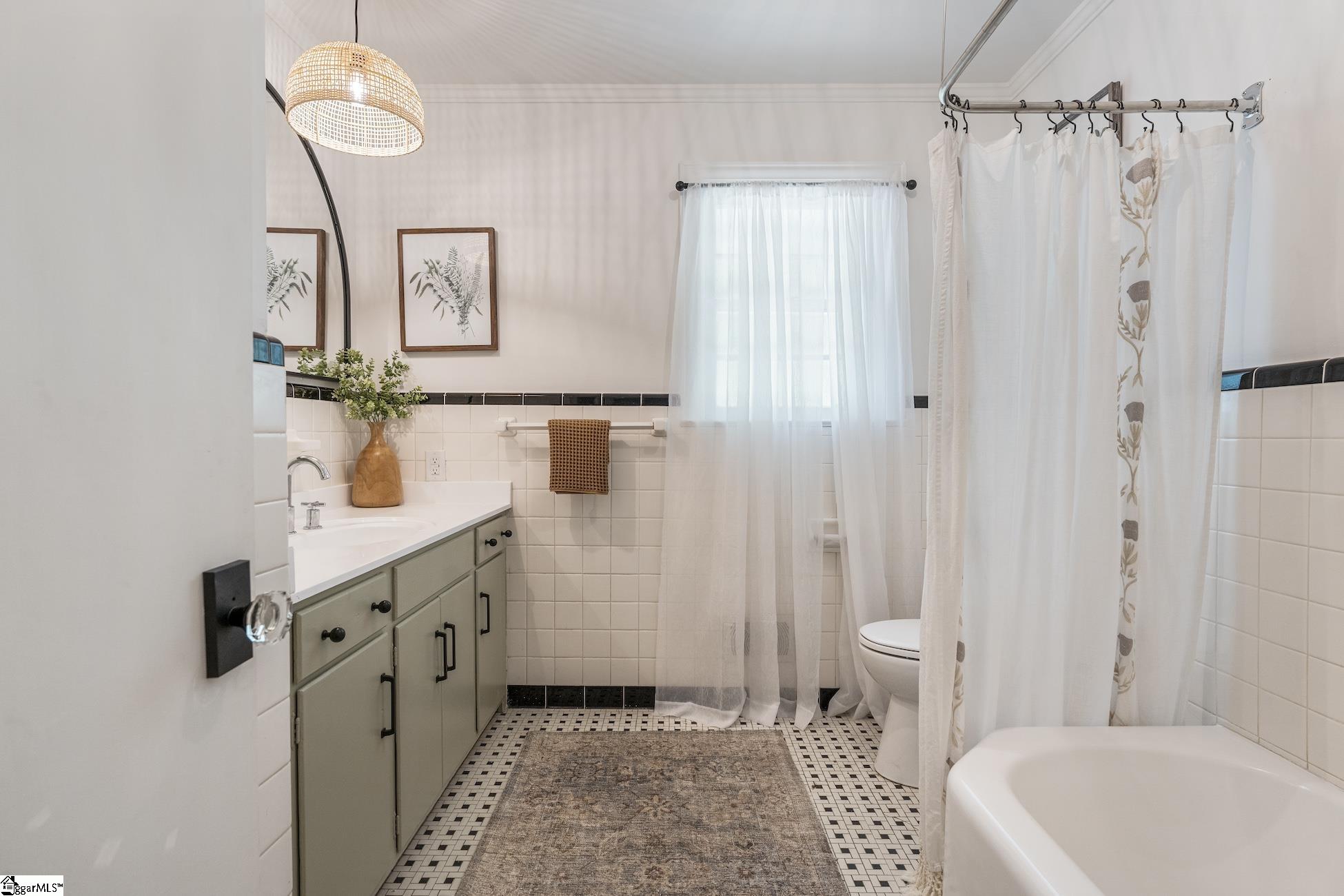 502 Forest Lane Belton, SC 29627 - Photo 32 of 50 Hall Bath with full shower faucet update!