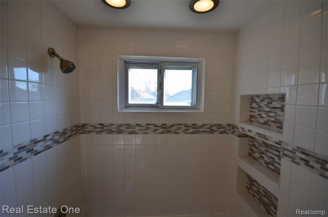 8478 Smethwick Road Sterling Heights, MI 48312 - Photo 12 of 23 12 Bathroom.JPG