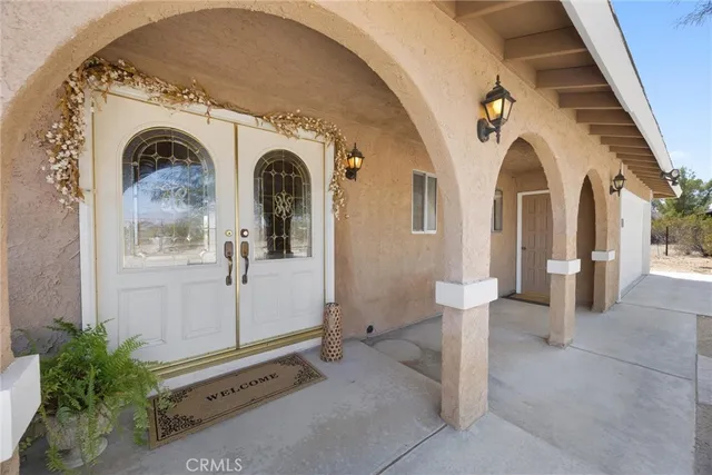 a view of entryway with garden