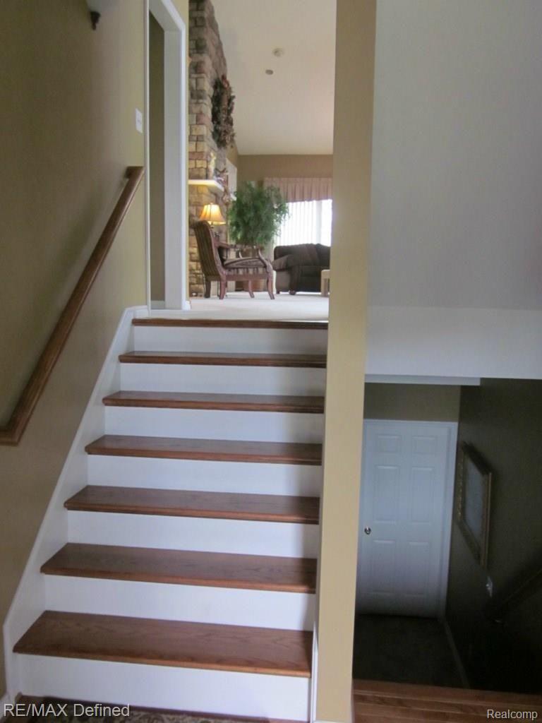 634 West Bluff Court Rochester, MI 48307 - Photo 23 of 33 Wood Stairs from Foyer to Great Room