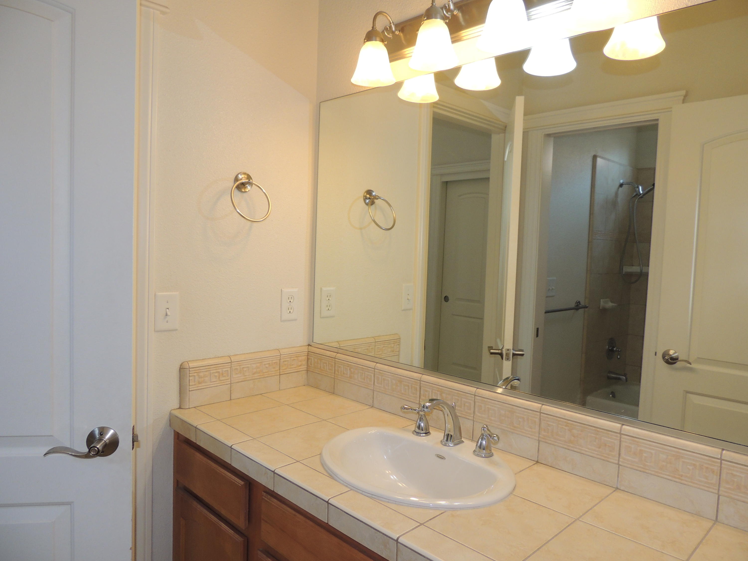 2076 Tarmac Road Redding, CA 96003 - Photo 14 of 26 Hall Bath