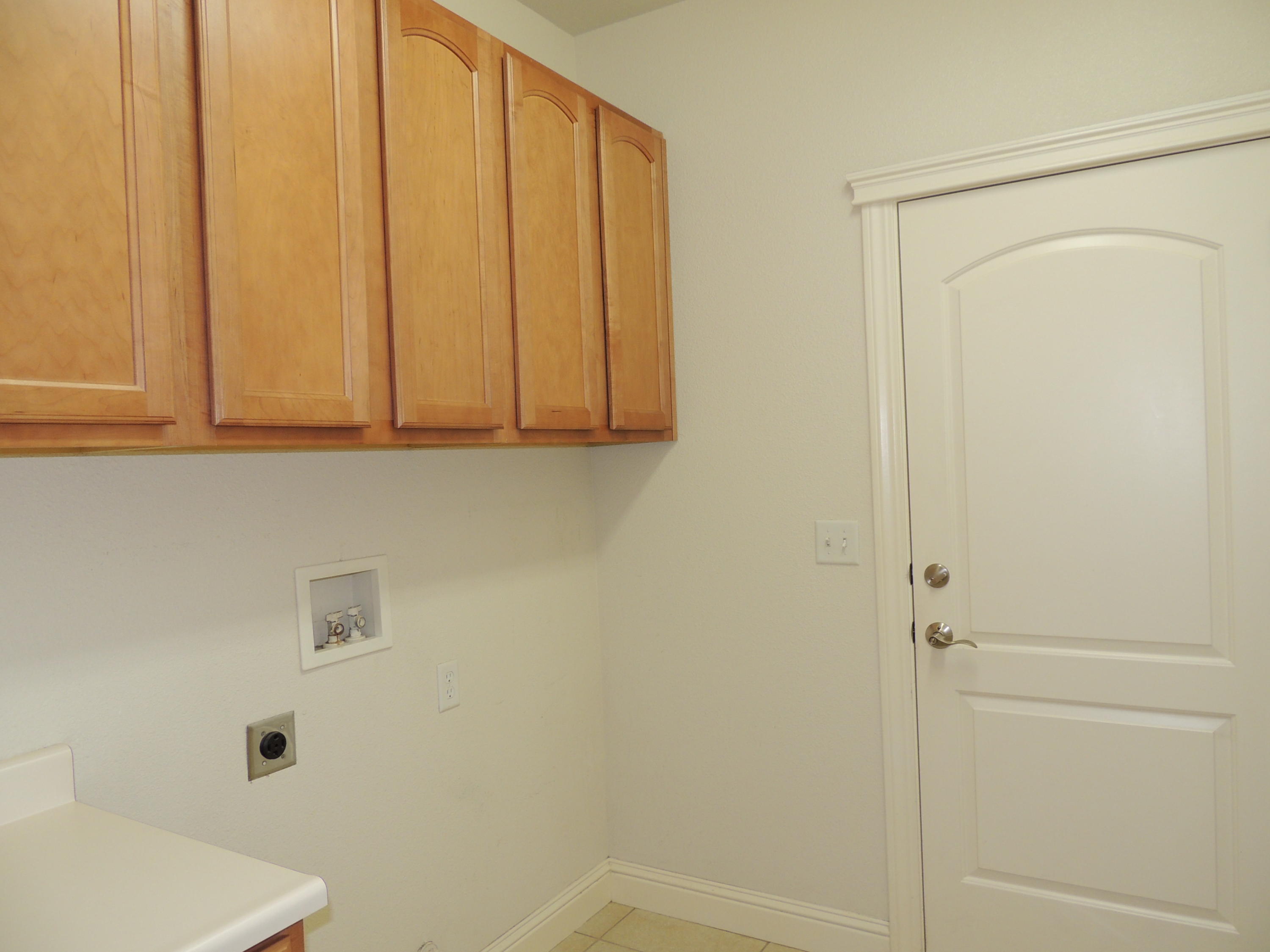 2076 Tarmac Road Redding, CA 96003 - Photo 20 of 26 Laundry Room