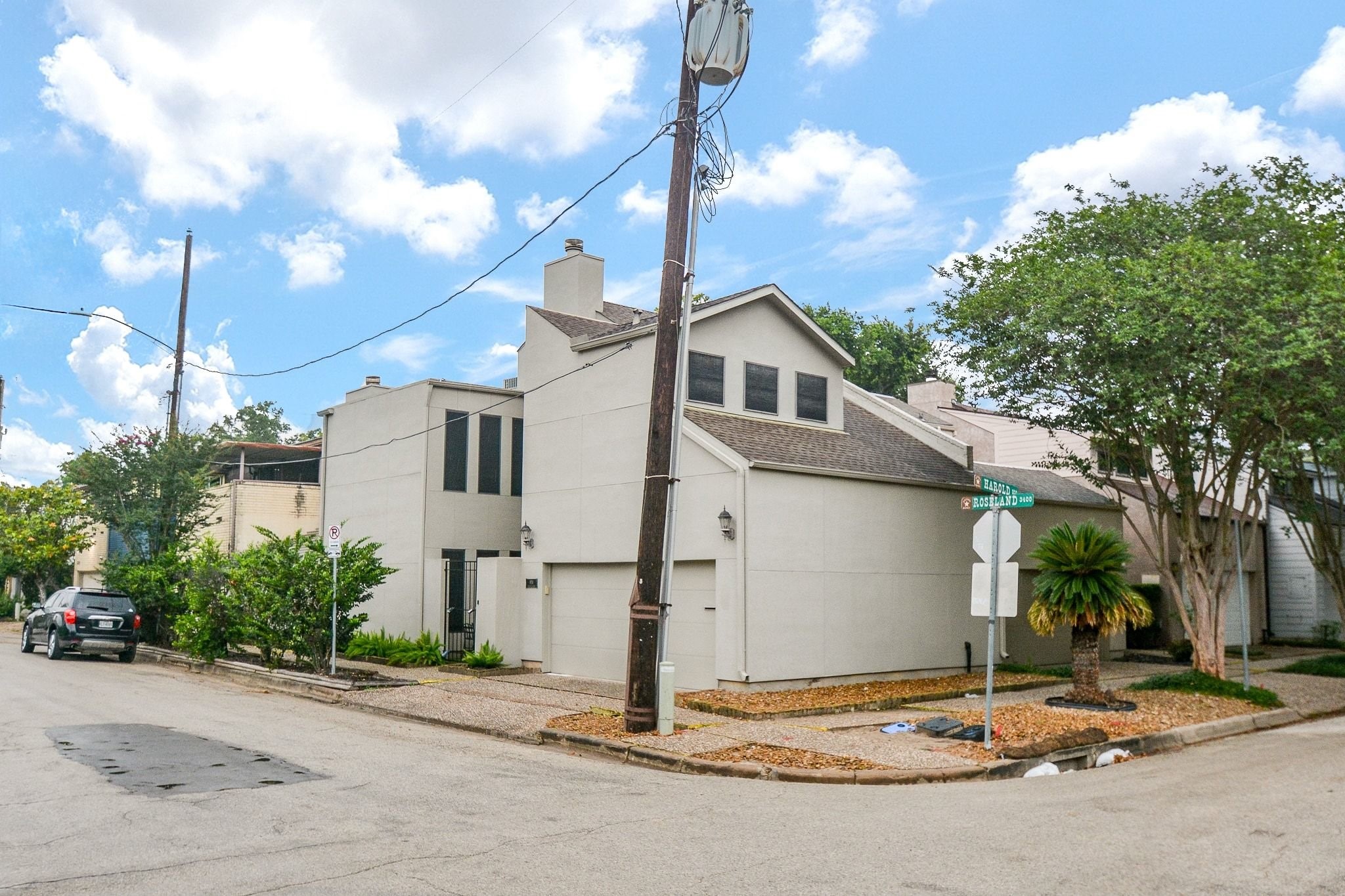 820 Harold Street Houston, TX 77006 - Photo 33 of 33 Positioned at Harold and Roseland, this corner lot location offers extra green space, mature trees, and an easy sense of the surrounding Montrose streetscape.
