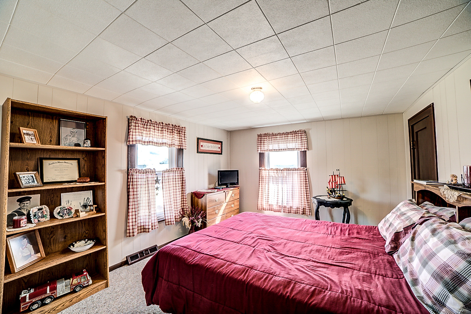 1718 North 1800 East Road Watseka, IL 60970 - Photo 59 of 113 a bedroom with a bed a dresser and a book shelf
