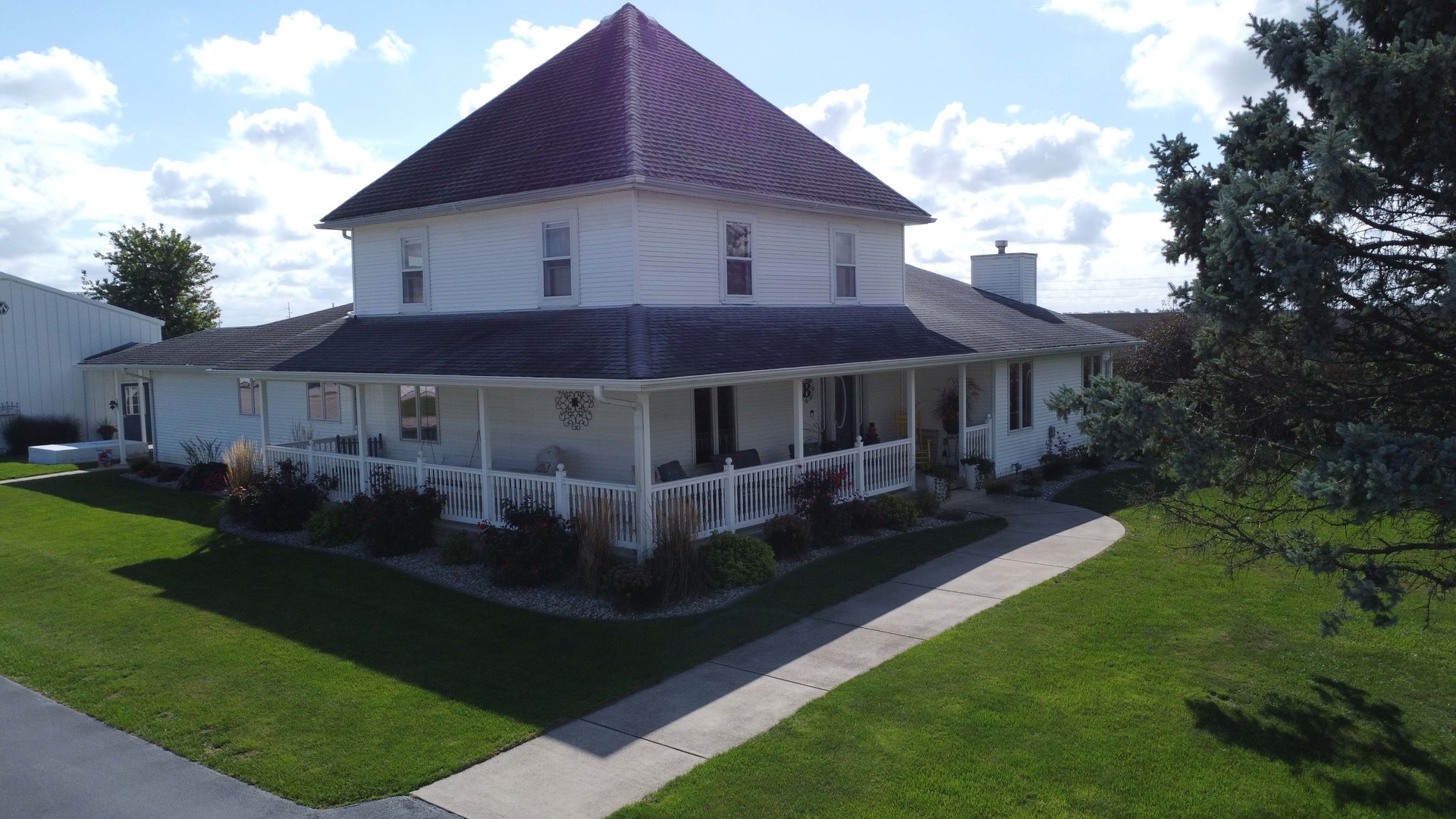 1718 North 1800 East Road Watseka, IL 60970 - Photo 6 of 113 a view of a house with a yard
