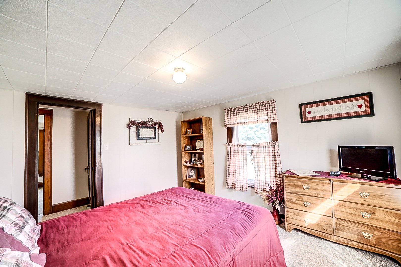 1718 North 1800 East Road Watseka, IL 60970 - Photo 62 of 113 a bedroom with a bed and a flat screen tv