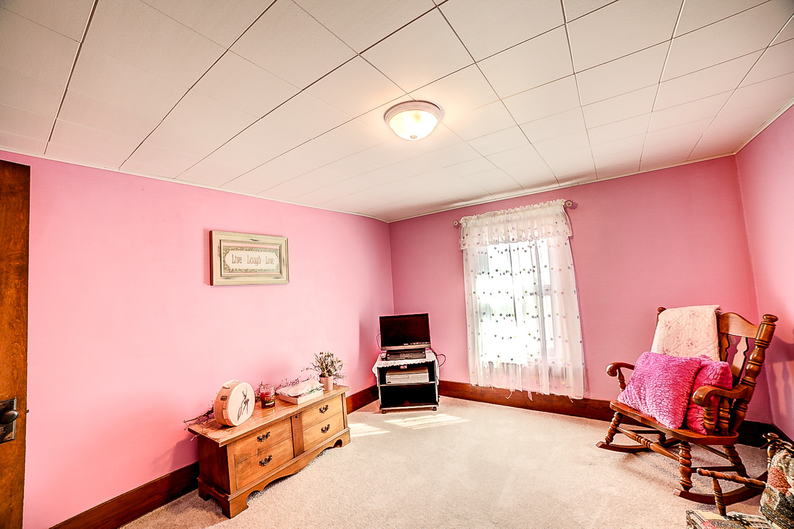 1718 North 1800 East Road Watseka, IL 60970 - Photo 66 of 113 a room with furniture and a window