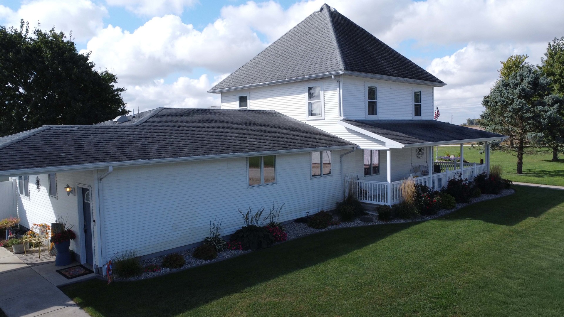 1718 North 1800 East Road Watseka, IL 60970 - Photo 8 of 113 a front view of a house with a garden