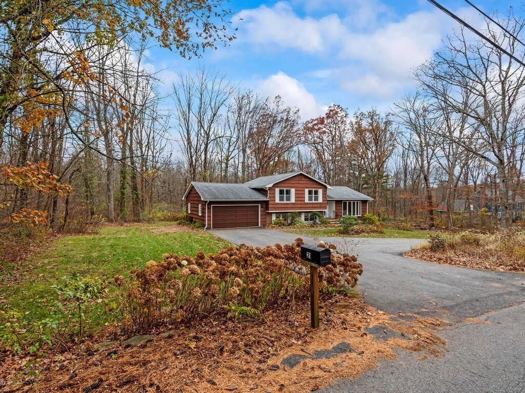 21 Hutchinson Road Sutton, MA 01590 - Photo 3 of 41 a front view of a house with garden