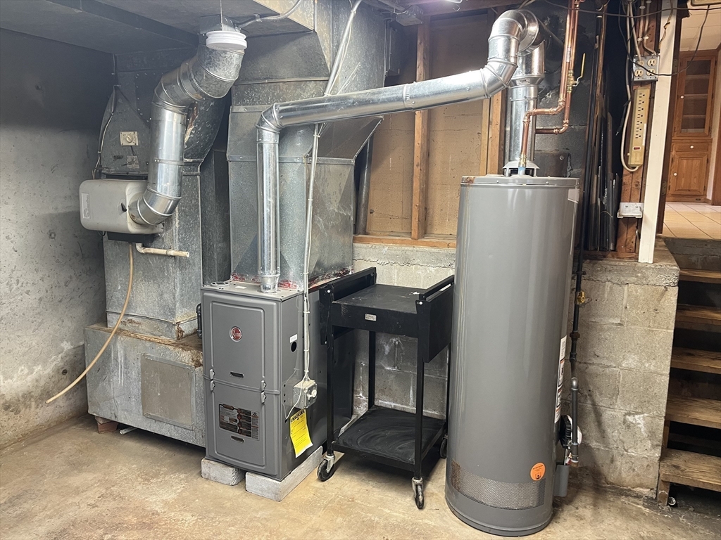 21 Hutchinson Road Sutton, MA 01590 - Photo 38 of 41 a view of living room washer and dryer