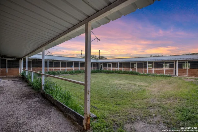 a view of a house with backyard