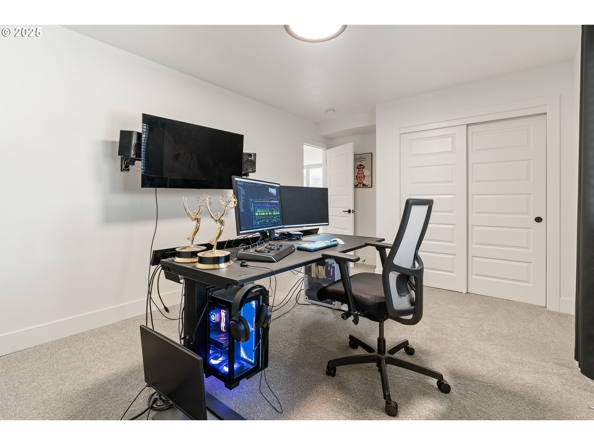 6421 Southeast Cooper Street Portland, OR 97206 - Photo 32 of 44 a view of a workspace with furniture