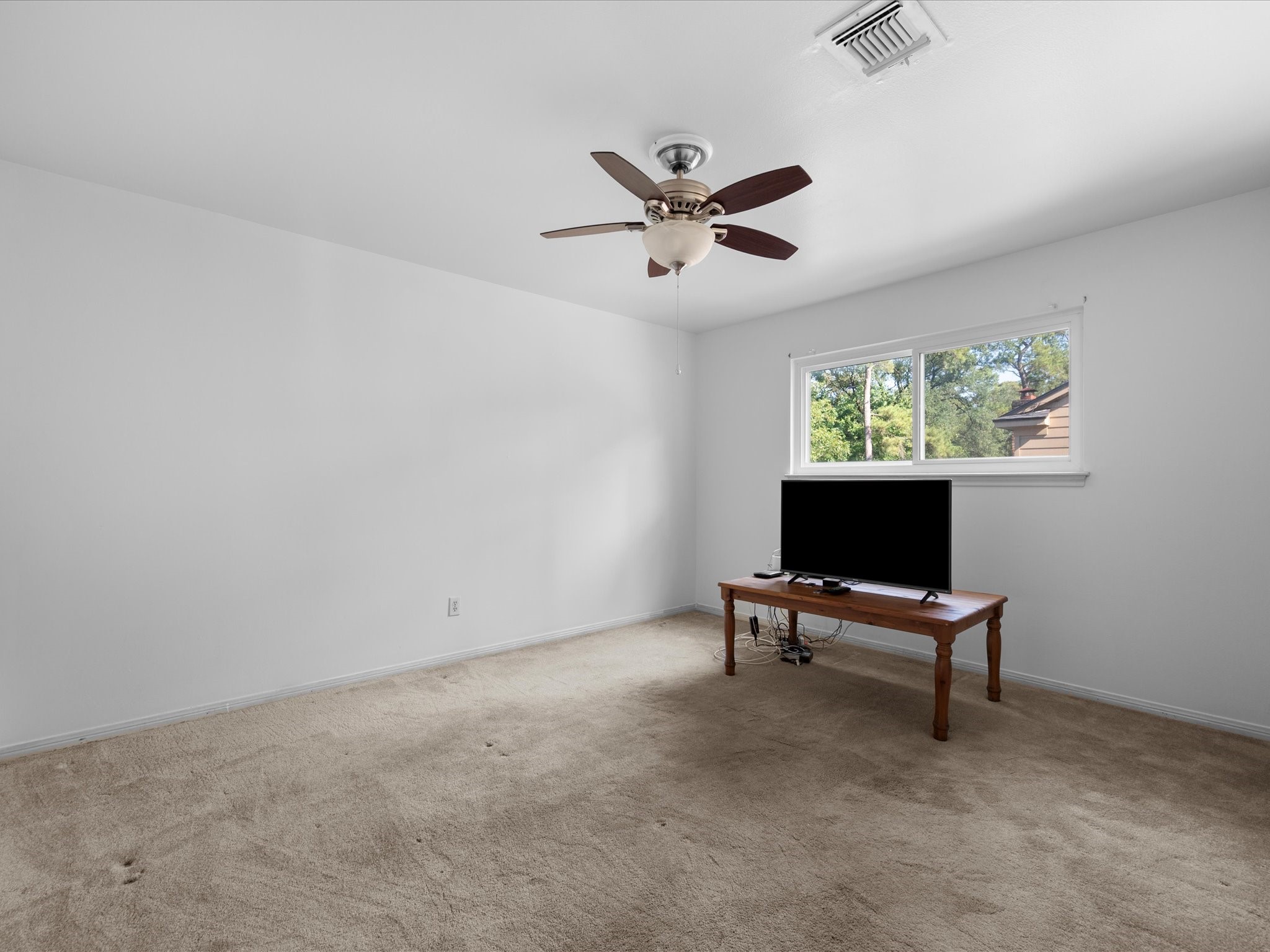 13718 Balmore Circle Houston, TX 77069 - Photo 11 of 35 a view of room with a ceiling fan