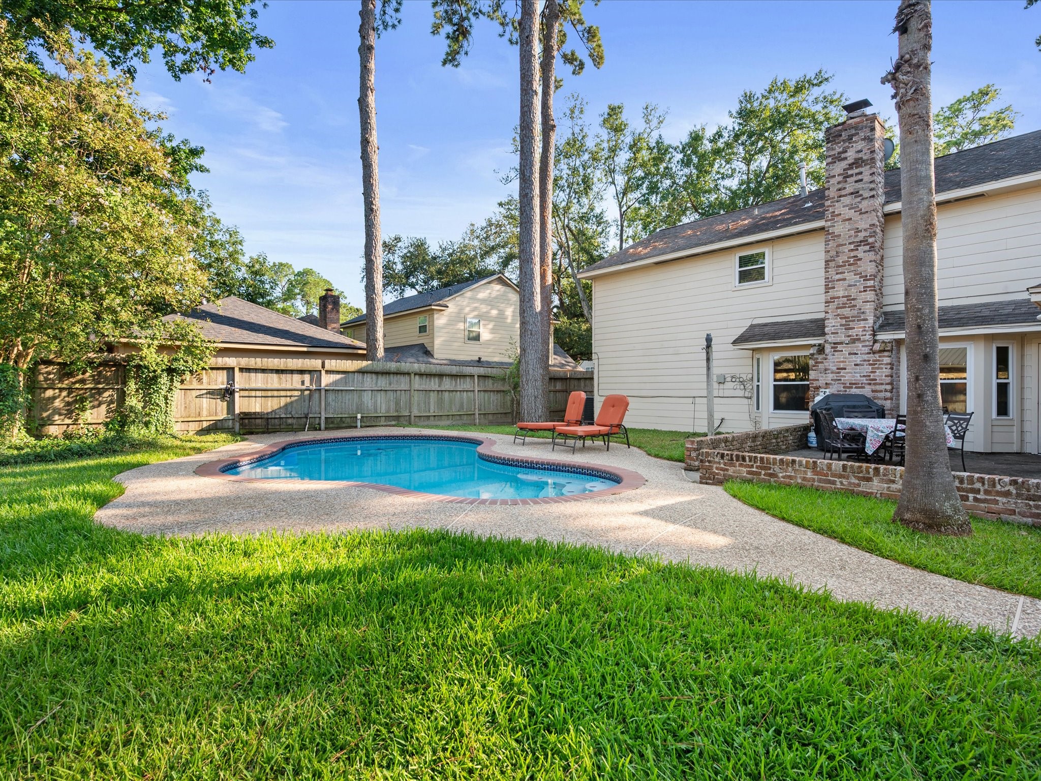 13718 Balmore Circle Houston, TX 77069 - Photo 26 of 35 Looking at the pool from beside the garage