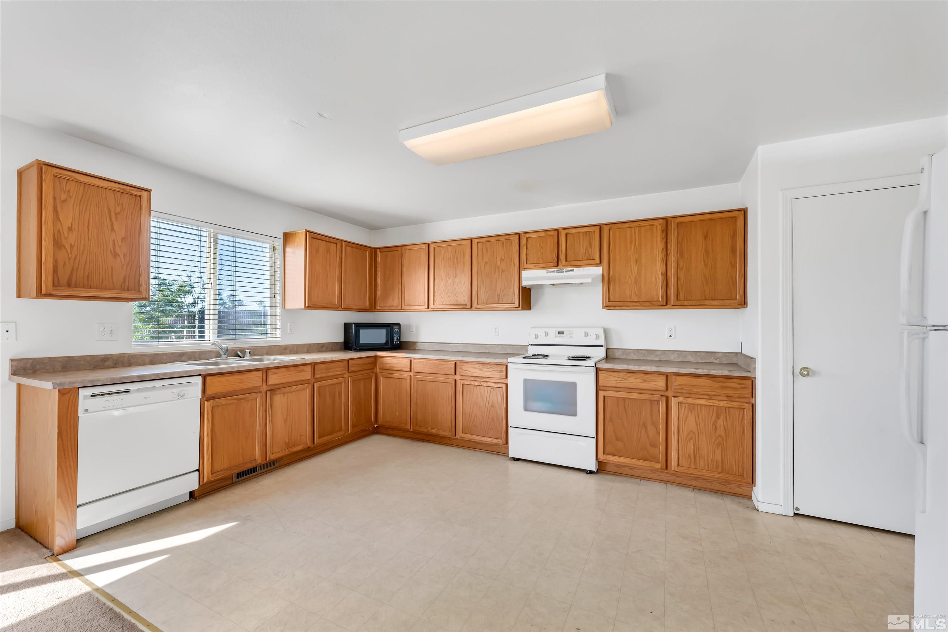 7475 Riverstone Court Reno, NV 89506 - Photo 8 of 39 Photo 8