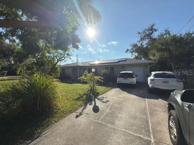 a view of a backyard