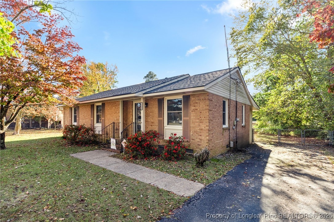 a view of a house with backyard