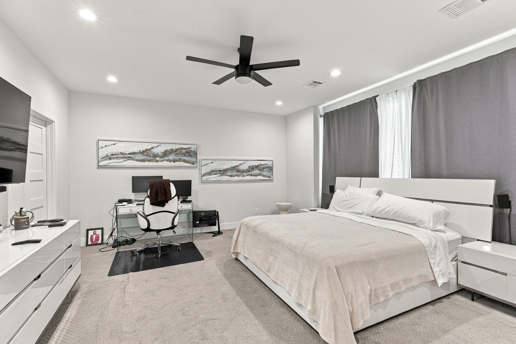 2312 Campbell Road, Unit D Houston, TX 77080 - Photo 20 of 30 Primary Bedroom has enough space for a work area
