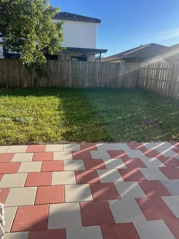 a view of a backyard