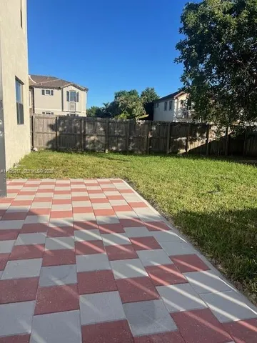 a view of a yard with a house