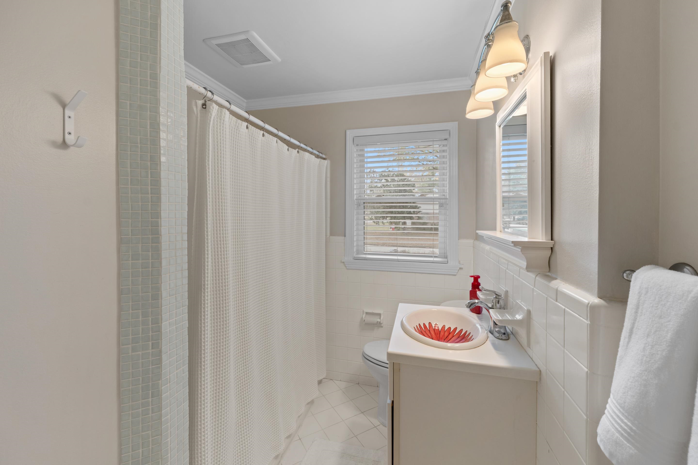 400 Rosser Road Memphis, TN 38120 - Photo 18 of 26 a room that has a window and a table in it