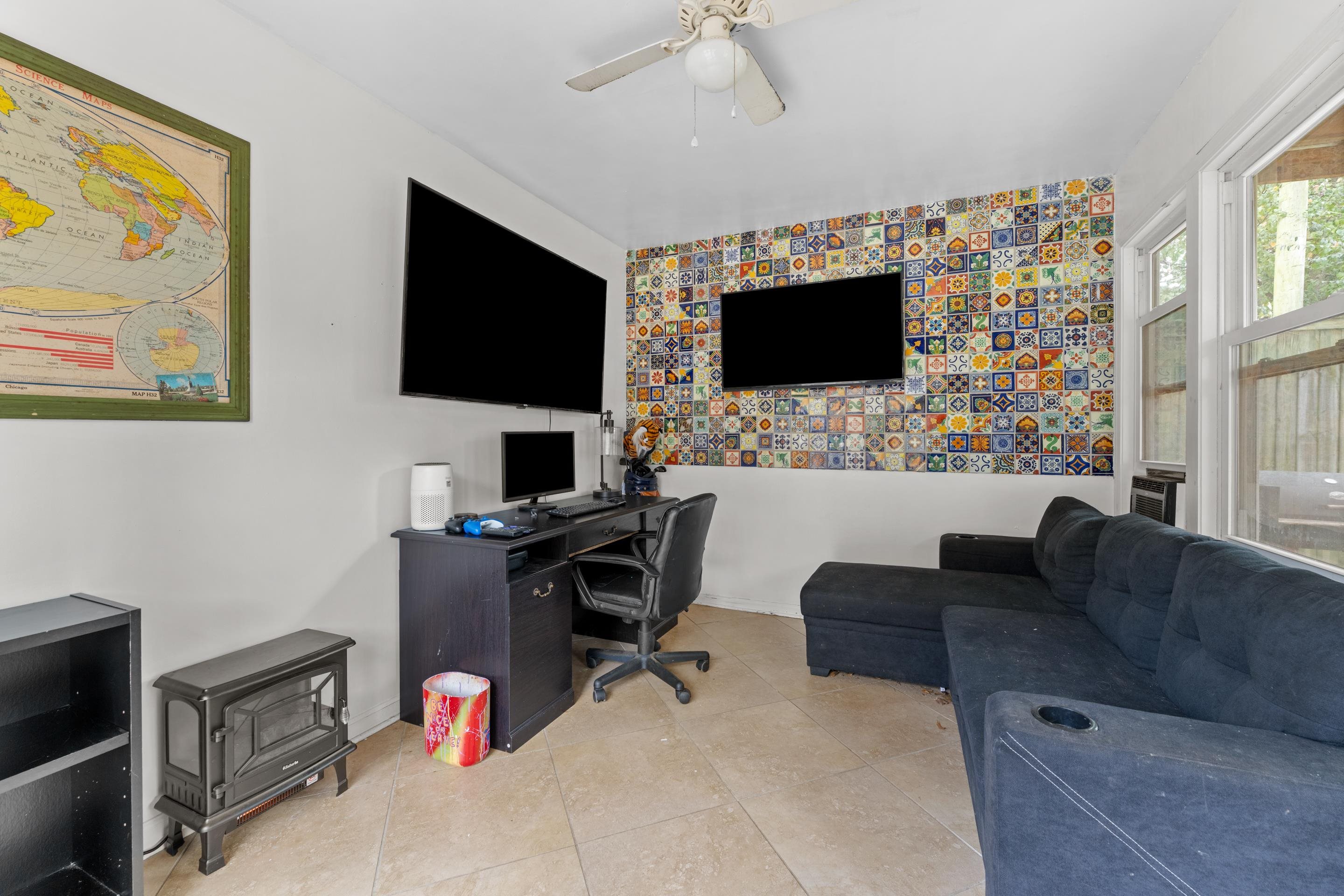 400 Rosser Road Memphis, TN 38120 - Photo 21 of 26 a livingroom with workspace and a couch