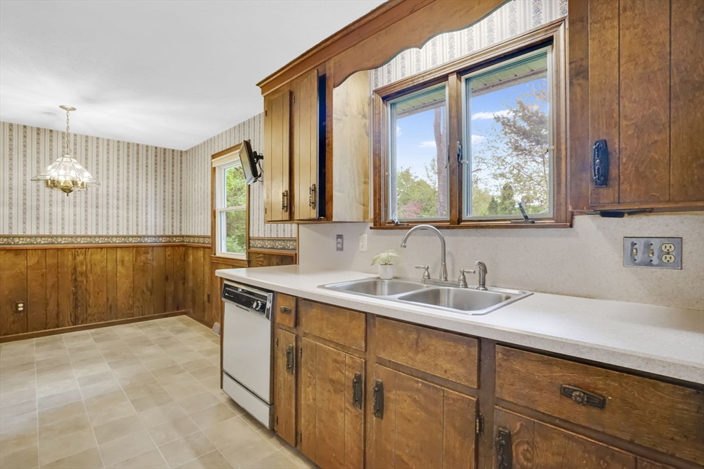 95 Old Lane Road Springfield, MA 01129 - Photo 9 of 41 Gallery Image 9
