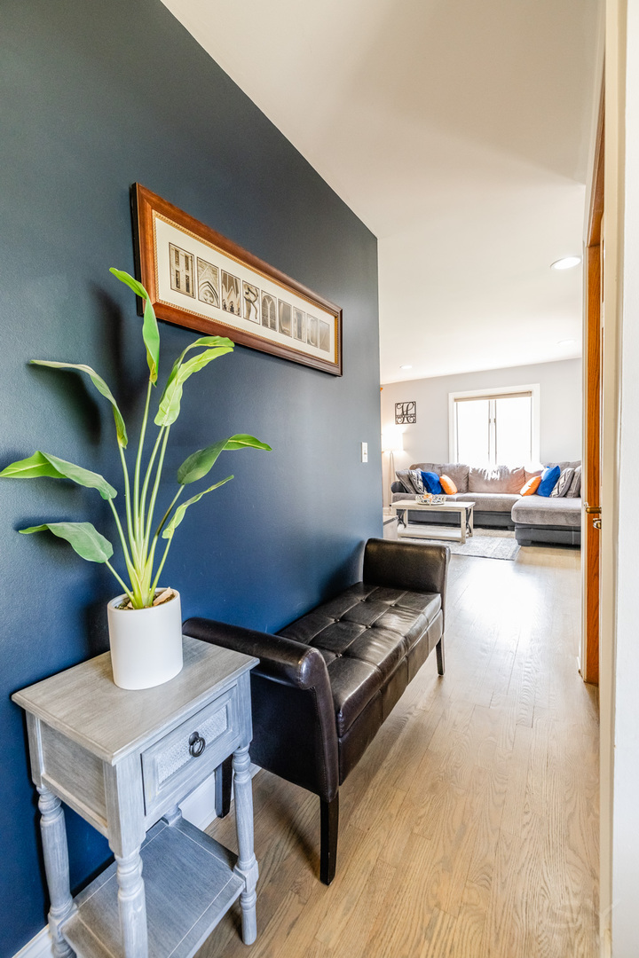 8001 William Drive Willowbrook, IL 60527 - Photo 18 of 73 a living room with furniture and a potted plant
