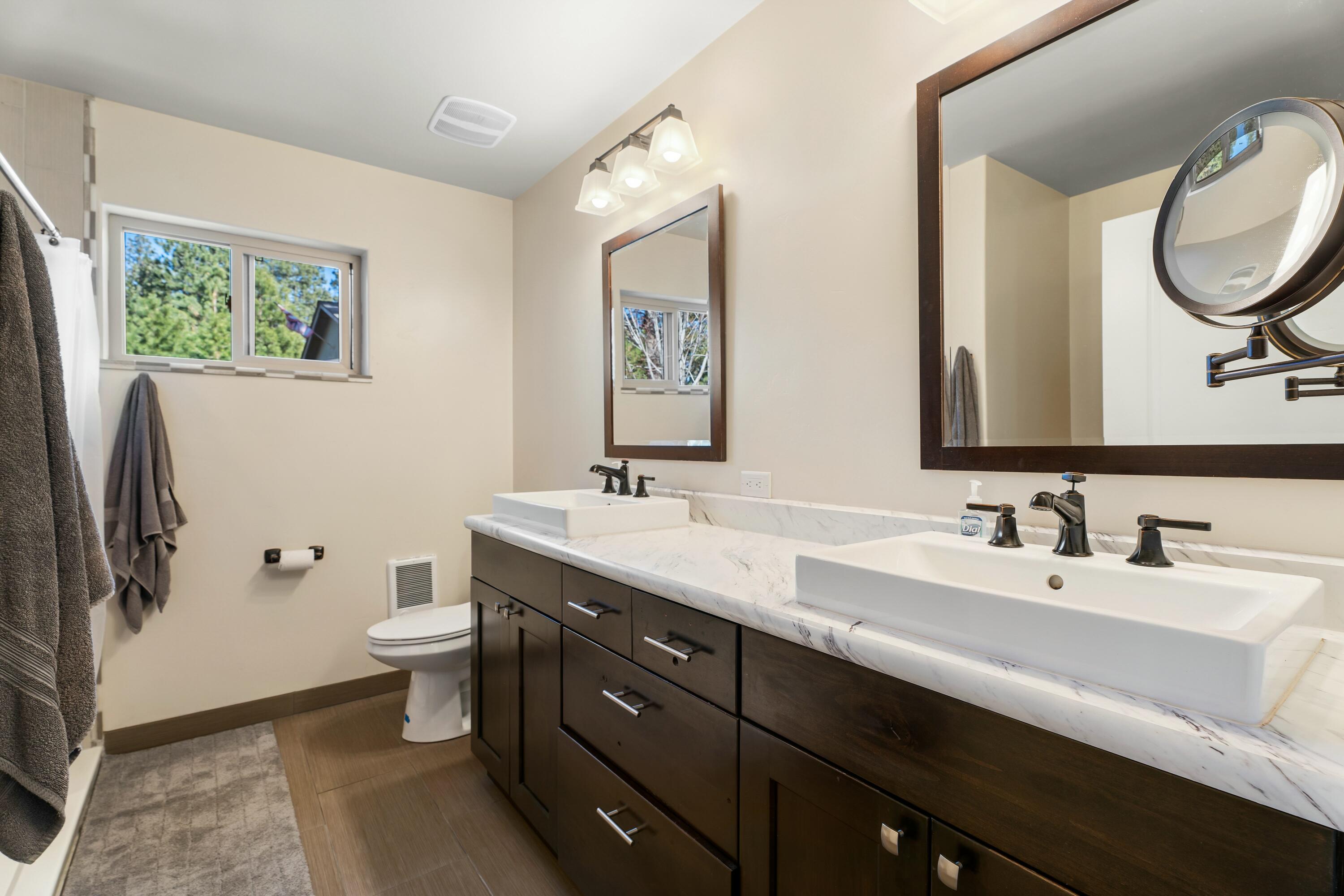 19321 Apache Road Bend, OR 97702 - Photo 18 of 44 Master Bathroom w/dual vanity