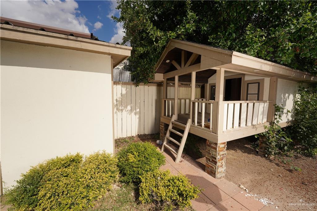 6112 Davis Lane Mission, TX 78574 - Photo 17 of 23 a view of a house with a yard and a garden