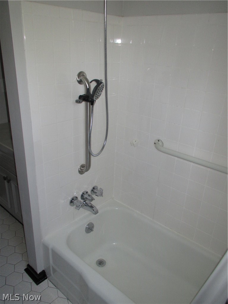 8885 Carnes Road Chagrin Falls, OH 44023 - Photo 19 of 34 Upstairs Shower/Tub