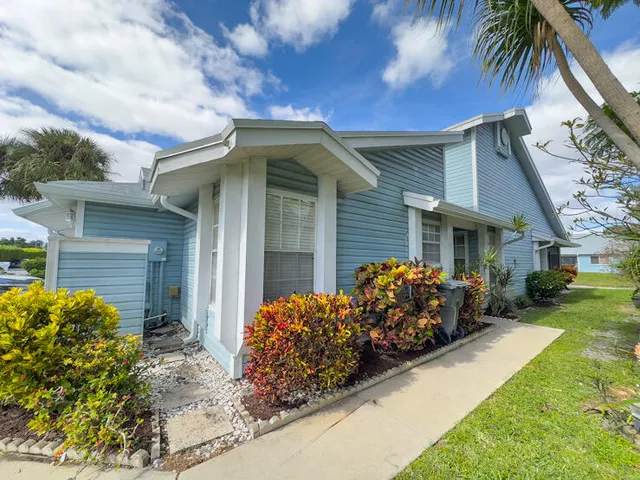 $289,500 | 3851 Island Club Circle East, Lake Worth, FL 33462