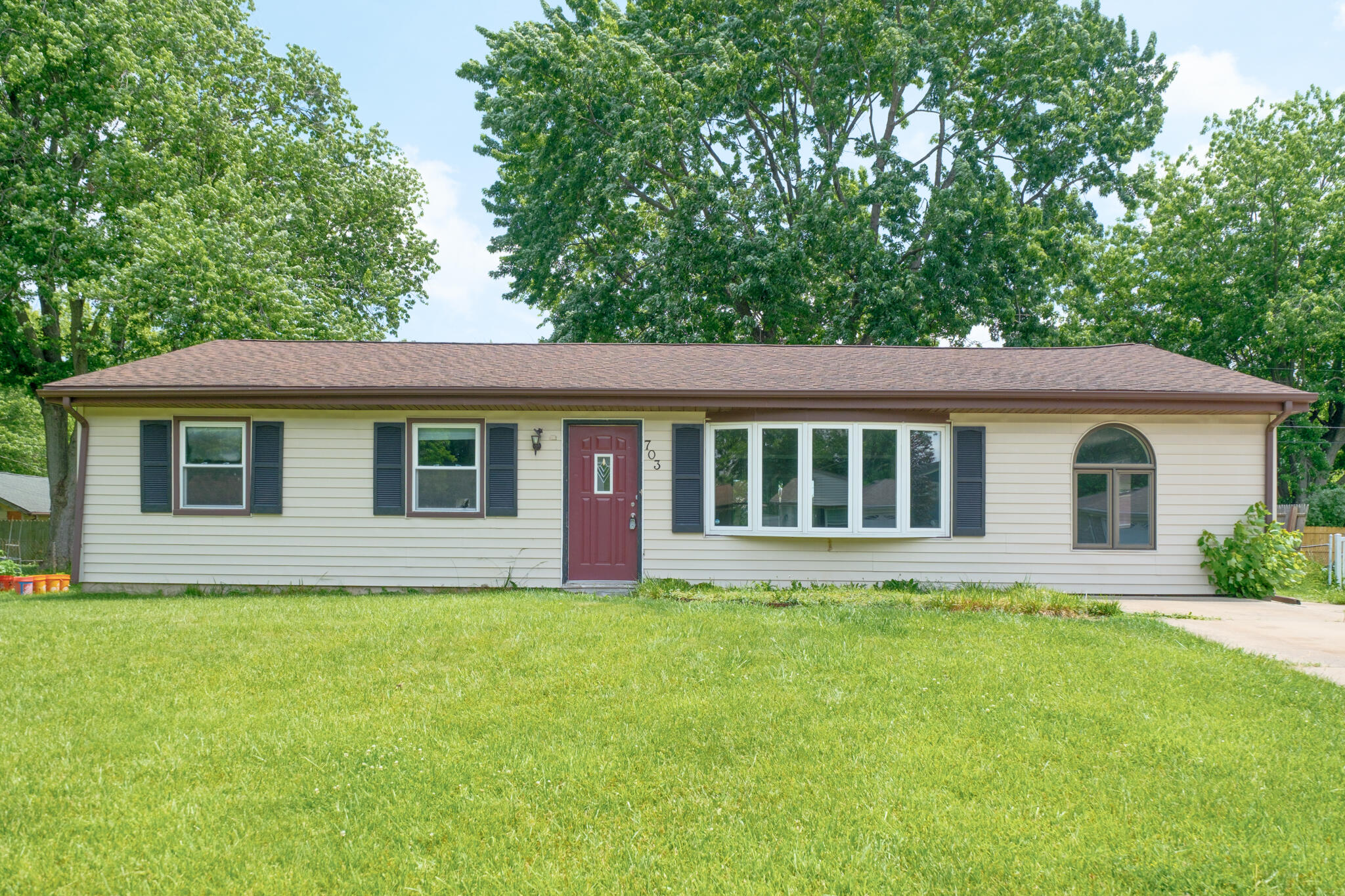 703 Dearborn Road Valparaiso, IN 46385 - Photo 1 of 33 2048x1365
