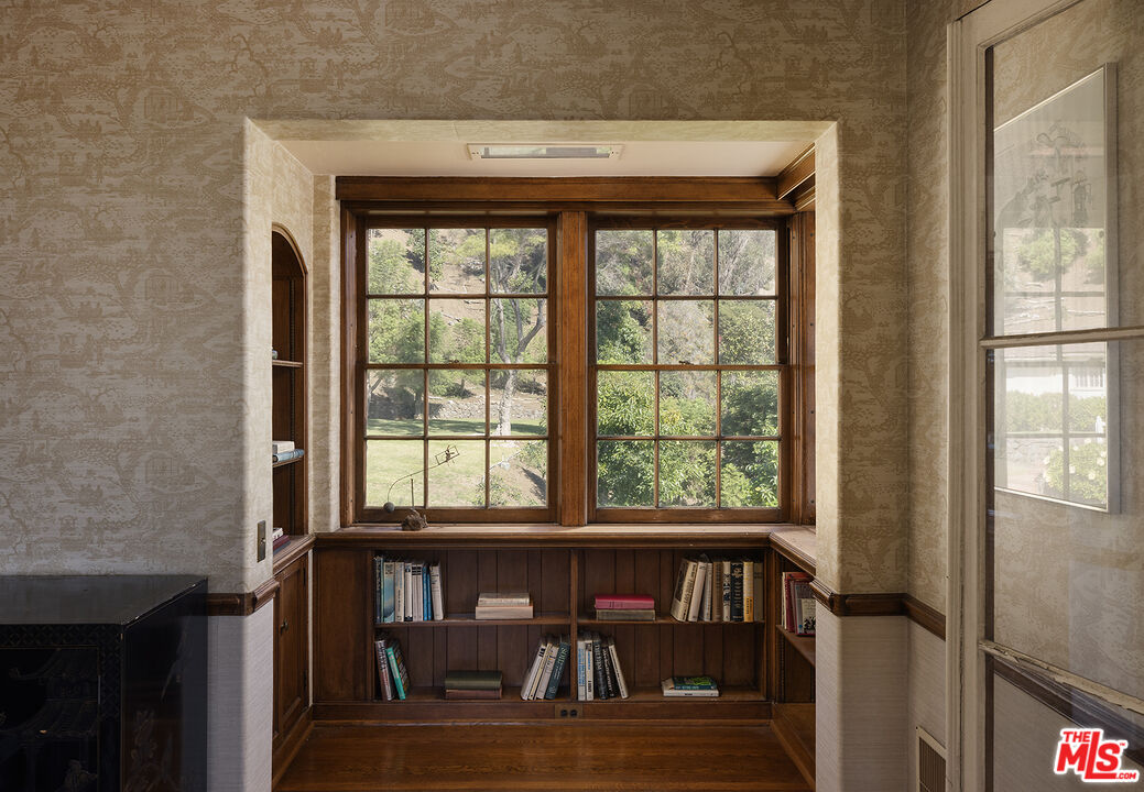 7141 Senalda Road Los Angeles, CA 90068 - Photo 18 of 26 a view of an entryway