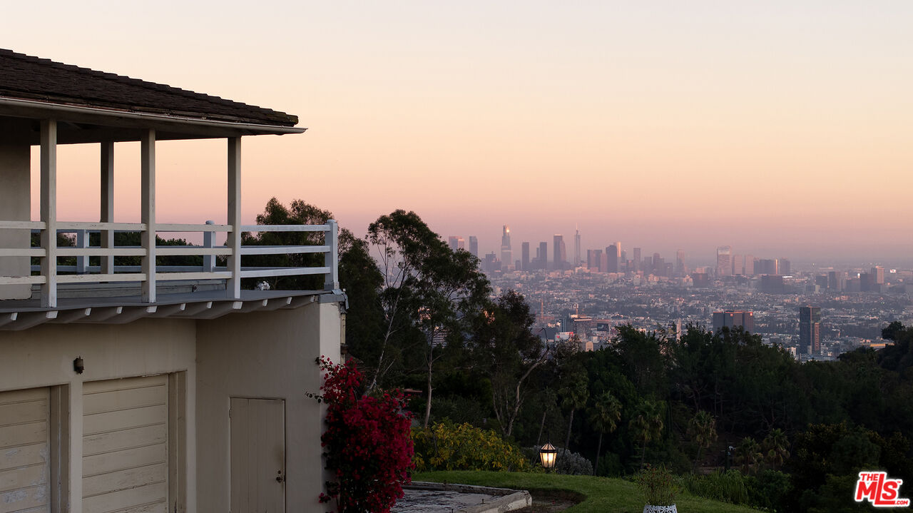 7141 Senalda Road Los Angeles, CA 90068 - Photo 3 of 26