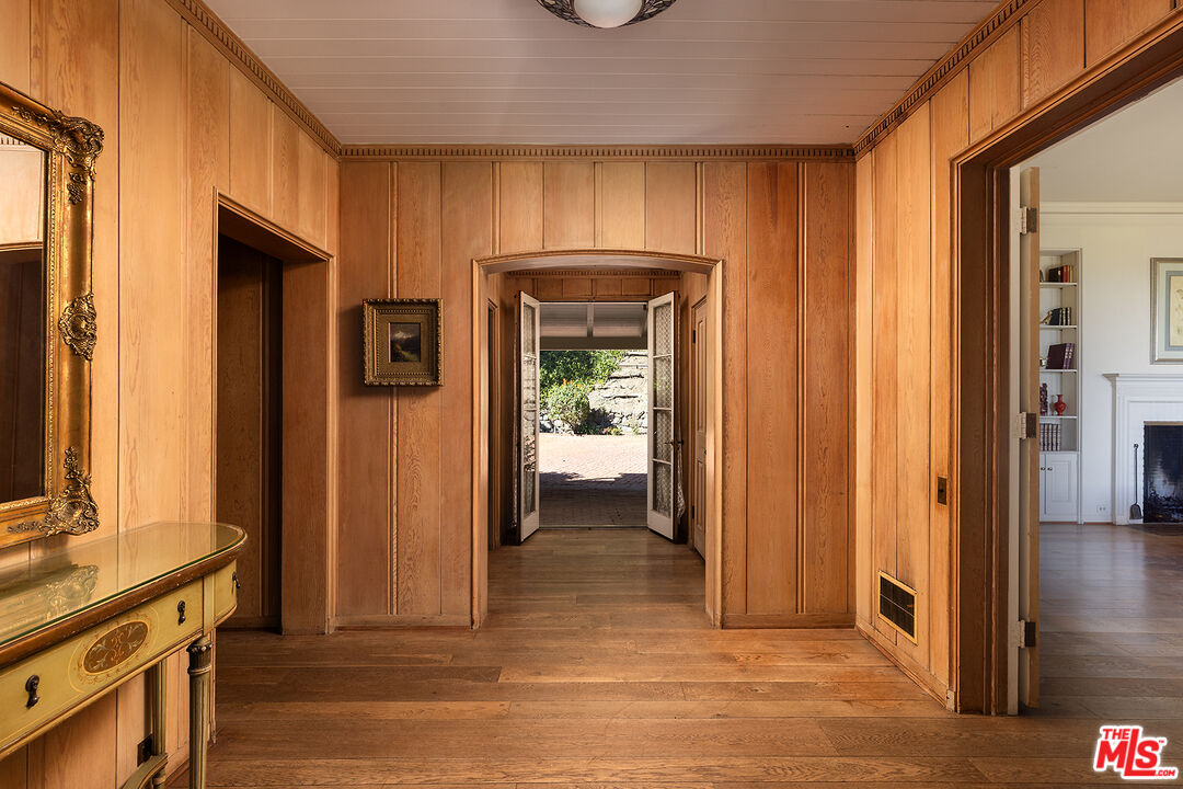 7141 Senalda Road Los Angeles, CA 90068 - Photo 8 of 26 a view of a livingroom with wooden floor and furniture