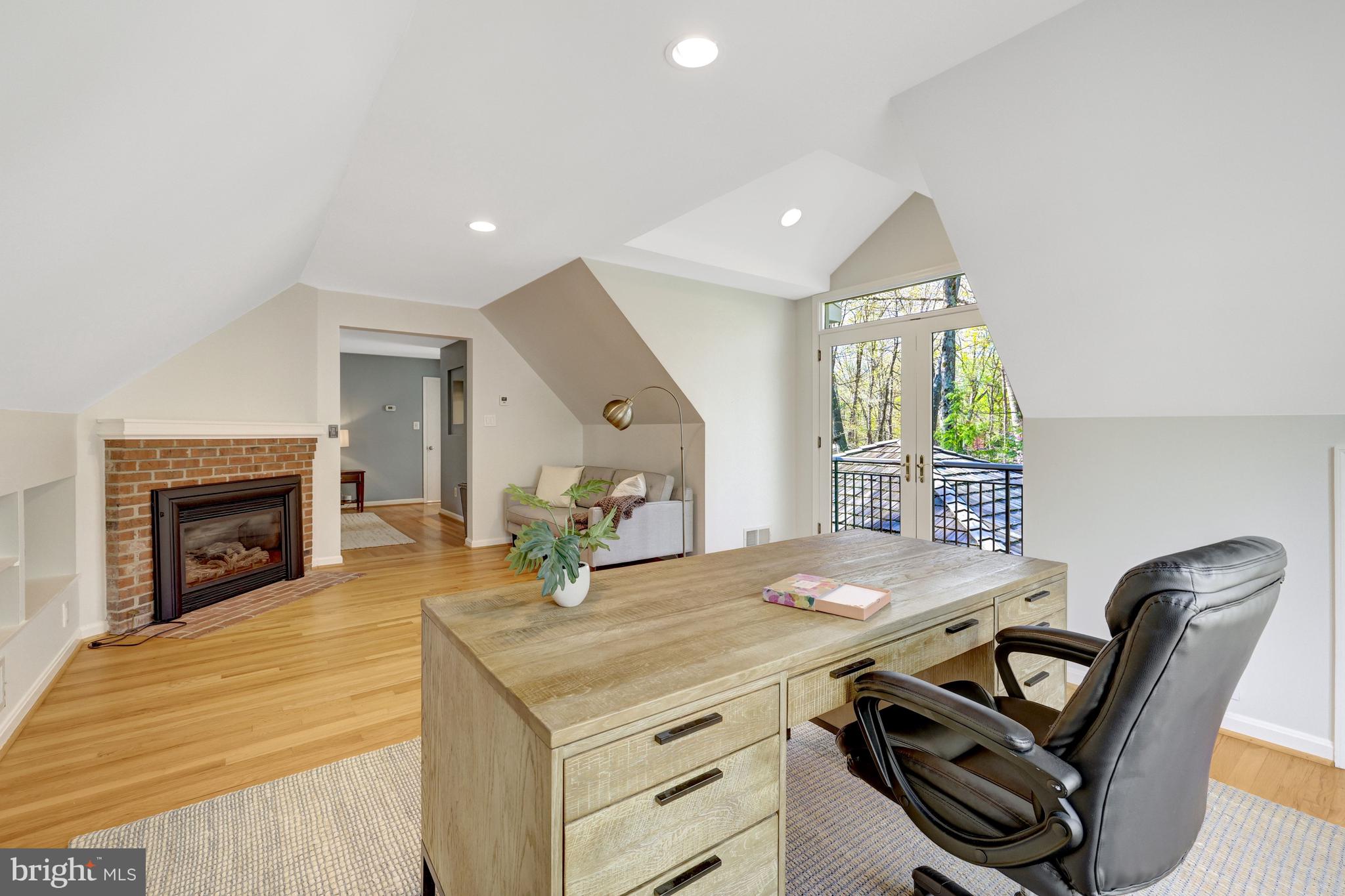 11809 State Rte 4707 Reston, VA 20191 - Photo 37 of 70 There is also a fireplace and recessed lighting!
