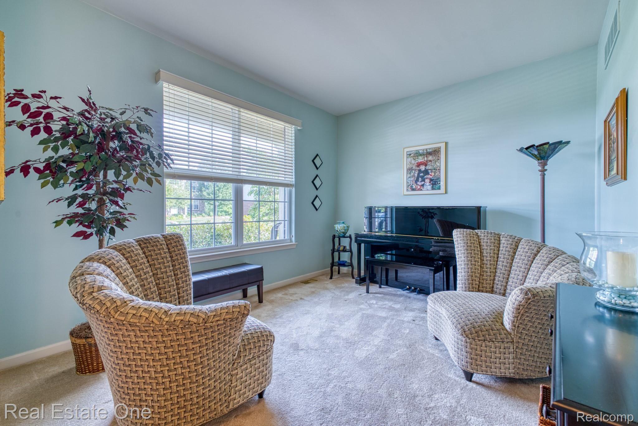 3370 Everett Drive Rochester, MI 48307 - Photo 3 of 36 DSC02404.jpg