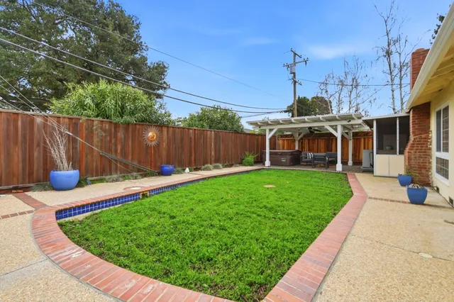 a picture of a white and white photo