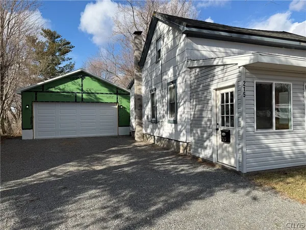 $1,400 | 215 East Hoard Street, Watertown, NY 13601