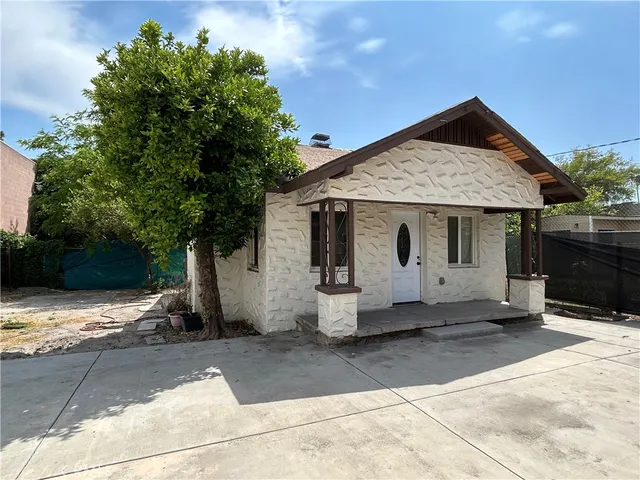 $1,799 | 1253 West Victoria Street, Unit 1/2, San Bernardino, CA 92411