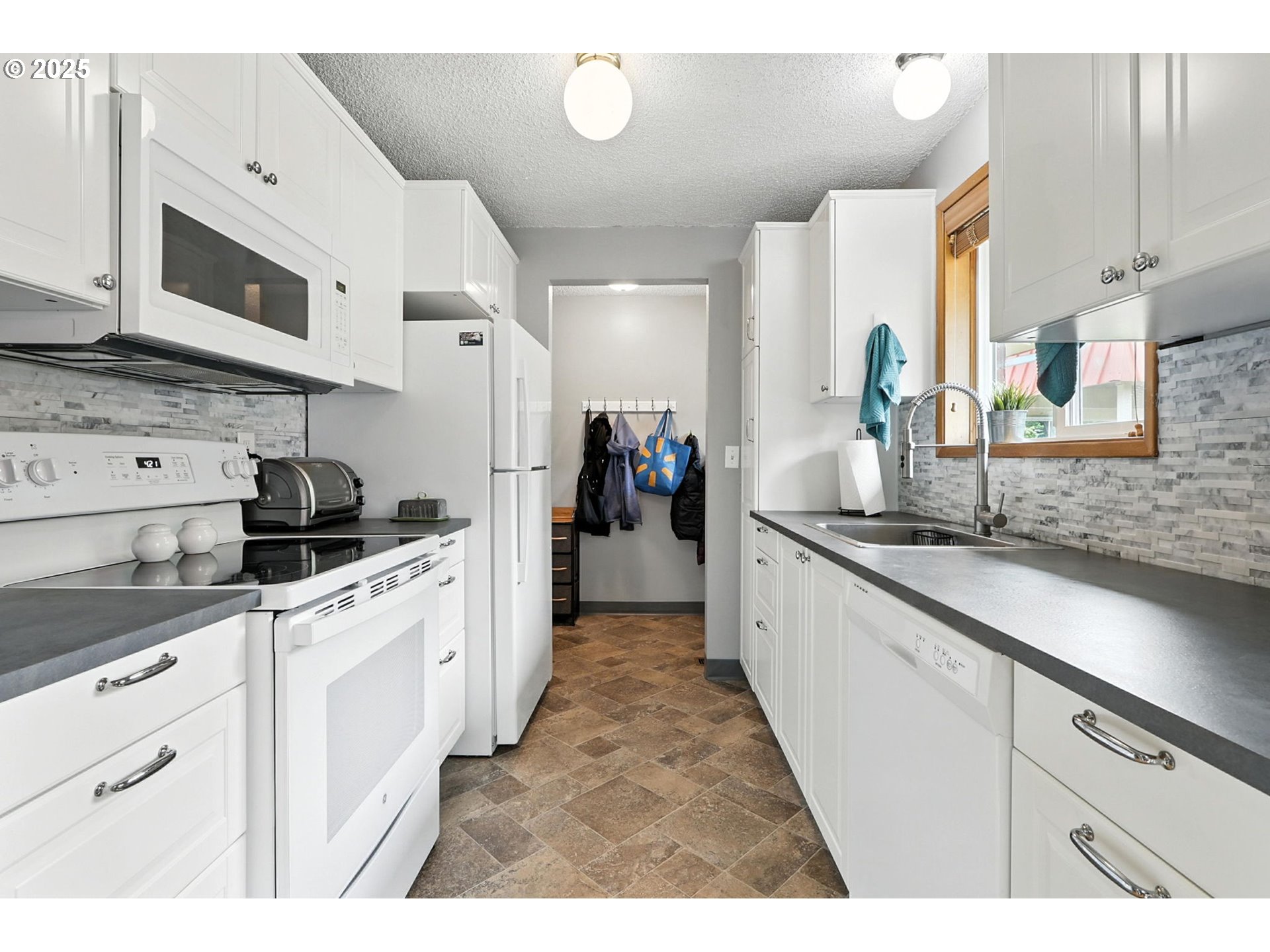 2112 Southeast 148th Place Portland, OR 97233 - Photo 5 of 33 Gallery Image 5