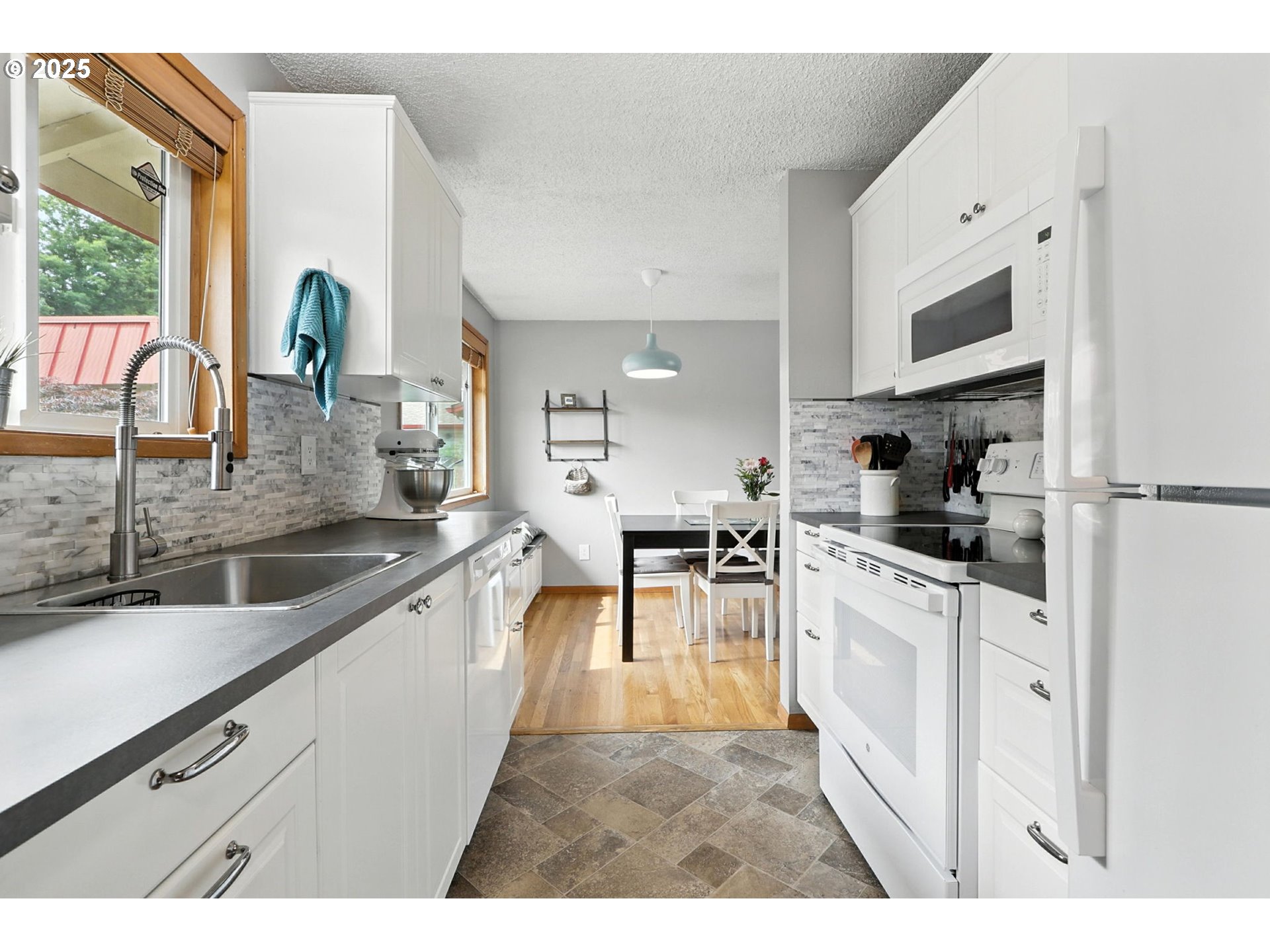 2112 Southeast 148th Place Portland, OR 97233 - Photo 6 of 33 Gallery Image 6