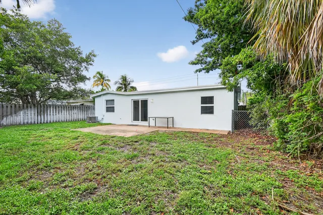 a view of a house with backyard and garden