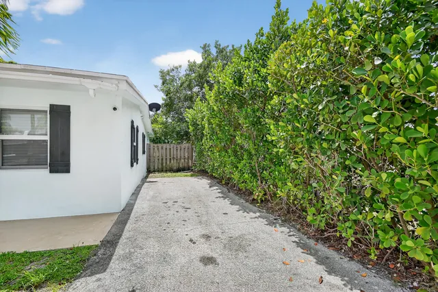 a view of a backyard with pathway