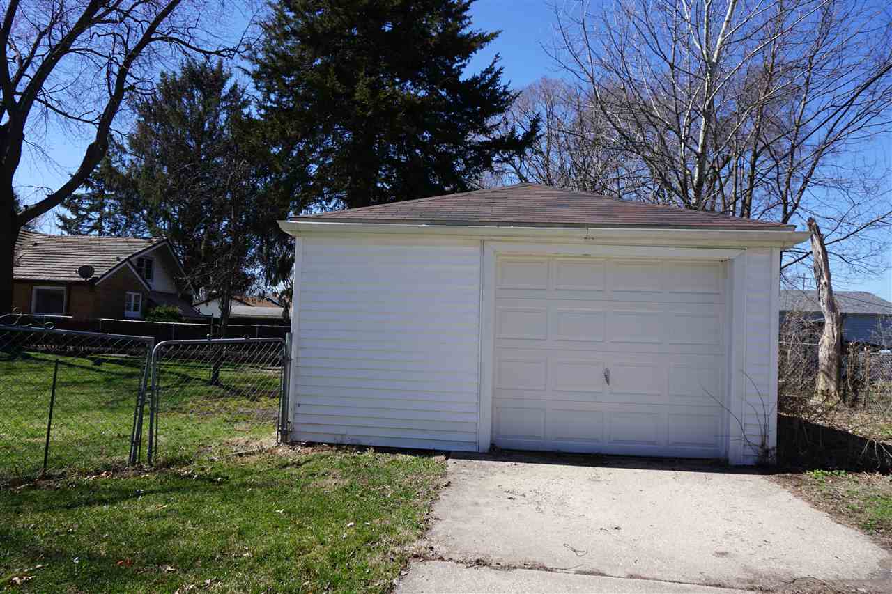 422 Fitch Road Rockford, IL 61109 - Photo 11 of 11 a backyard of a house