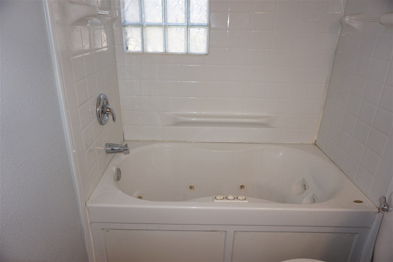 422 Fitch Road Rockford, IL 61109 - Photo 7 of 11 a bathroom with a bathtub