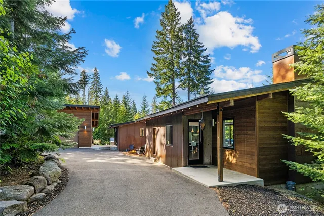 a view of a house with backyard and garden