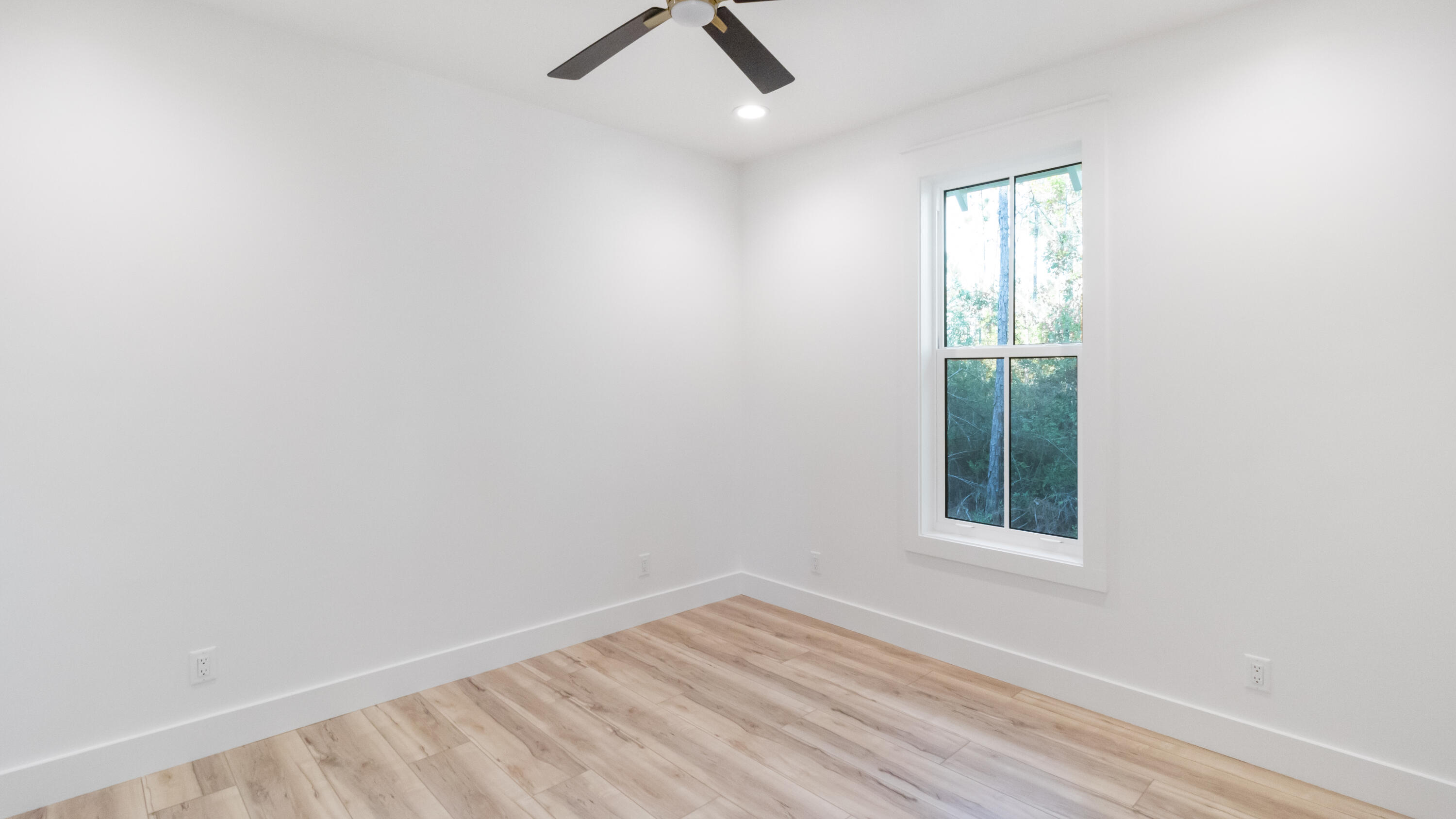 80 Muzzle Street Freeport, FL 32439 - Photo 31 of 71 an empty room with a window